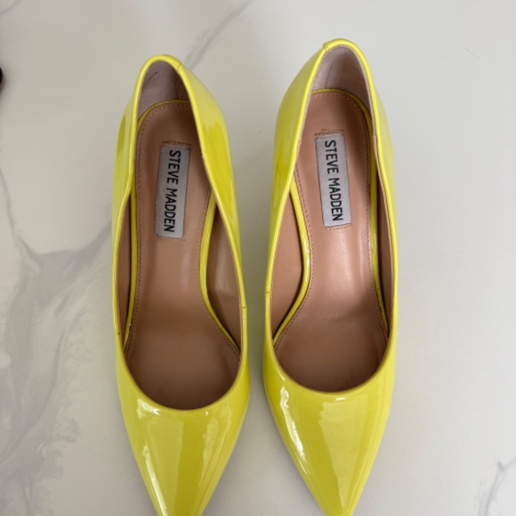 Steve Madden Luiza Neon Patent Leather Pumps in Citron - Picture 6 of 8